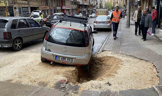 Yağışın etkisiyle çöken zeminde park halinde olan otomobil çukura düştü