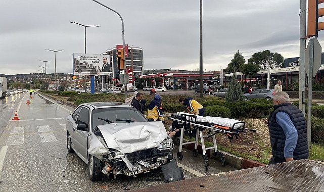Yağışlı hava kazayı da beraberinde getirdi: 3 yaralı