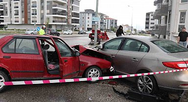 Yağışlı hava ve sürat, kazayı beraberinde getirdi: 1'i ağır 8 yaralı