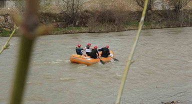 Yağmur altında rafting heyecanı: 2 kilometre uzunluğundaki parkurda kürek çekildi