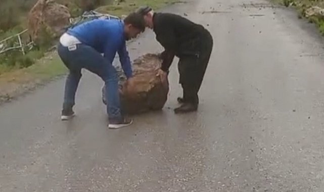 Yağmur sonrası yola kayalar düştü