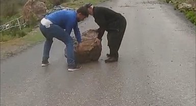 Yağmur sonrası yola kayalar düştü