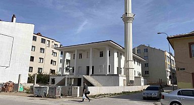 Yaklaşık 10 yıl önce yapımına başlanan cami bitirilemedi