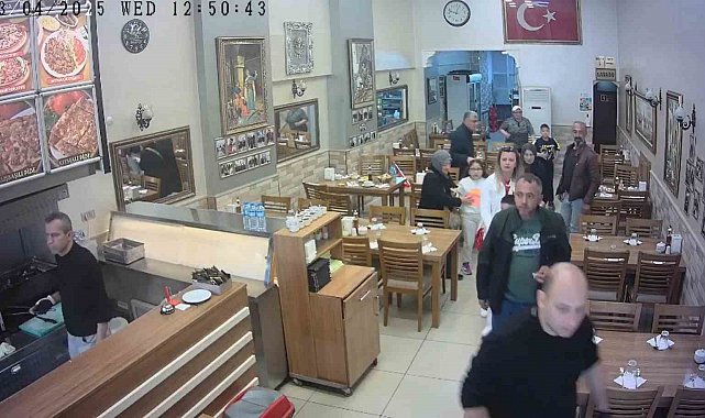 Yalova'da depremde restoranda yaşanan panik kamerada