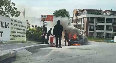 Yalova'da seyir halindeki otomobil alevlere teslim oldu