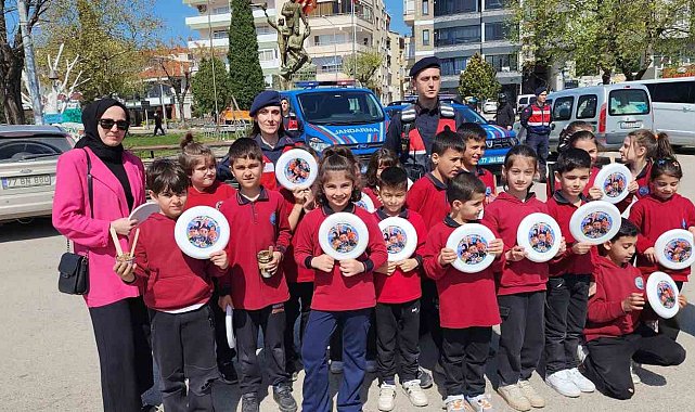 Yalova'da sokak kedilerini harçlıklarıyla besliyorlar