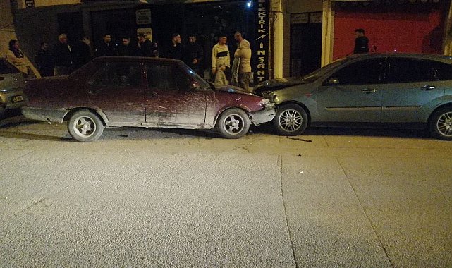 Yalvaç'ta Fiat Tofaş park halindeki 2 araca çarptı