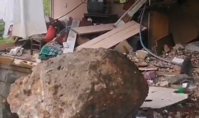 Yamaçtan kopan kayalar eve çarptı