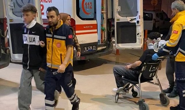 Yan bakma kavgasında 2 kişiyi silah kabzasıyla darp etti