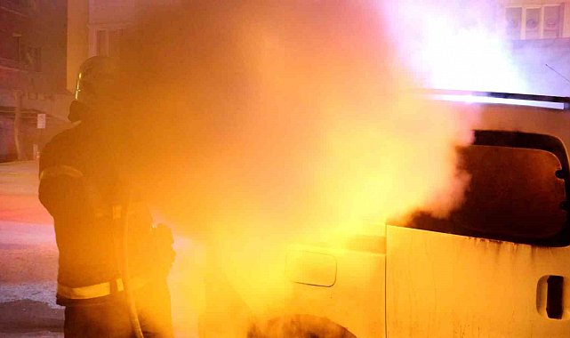 Yanan araçtaki alev böyle püskürdü