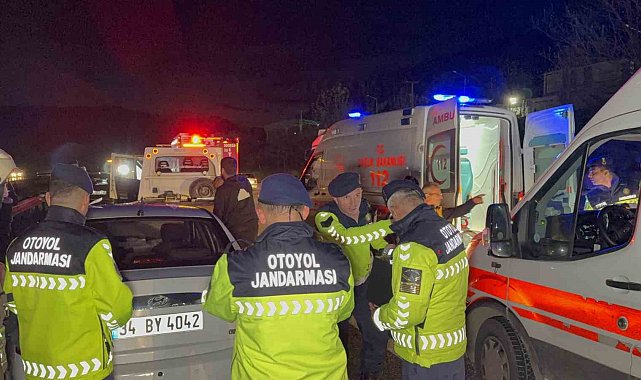 Yaralı sürücü özel eşyası için ambulanstan indi