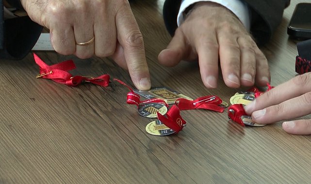 Yaşlı çiftten insanlığa 'altın' dokunuş