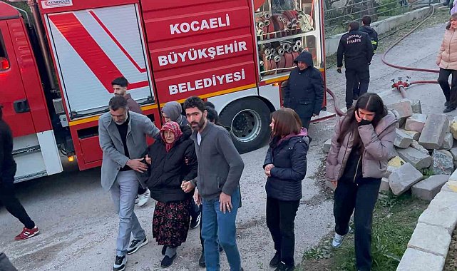 Yaşlı kadın alevlerin arasından son anda kurtarıldı