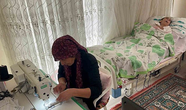 Yatağa bağlı annesine bakmak için belediyedeki işini bırakan kadın, diktiği tokalarla geçimini sağlıyor
