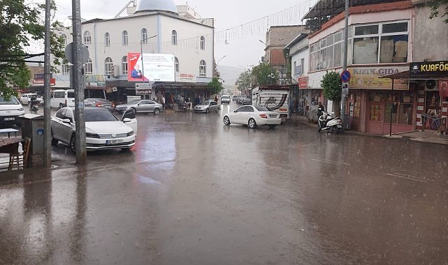Yavuzeli'nde sağanak yağış çiftçinin yüzünü güldürdü