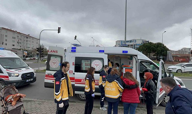 Yaya geçidinde anne ve bebeğine otomobil çarptı