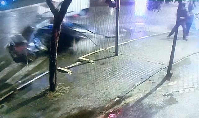 Yayaların ölümden kıl payı kurtulduğu, aracın hurdaya döndüğü kaza kamerada