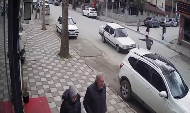 Yayaya otomobilin çarpma anı kameraya yansıdı