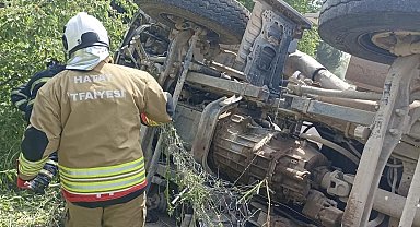 Yayladağı'nda asfalt yüklü kamyon devrildi: 1 yaralı