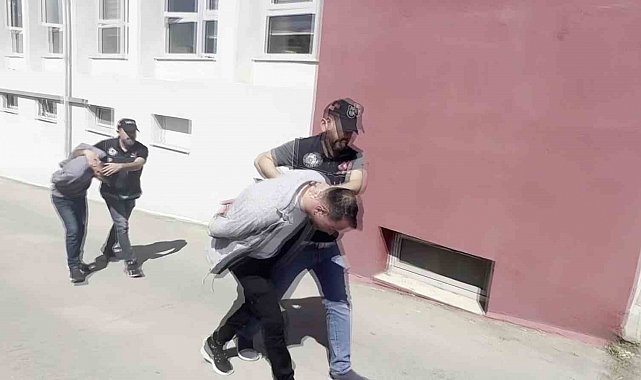 Yedek lastiğe gizlenen esrar, uygulamada ortaya çıktı: 2 şüpheli tutuklandı