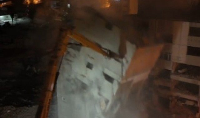 Yedi katlı binanın yerle bir olma anı dronla görüntülendi