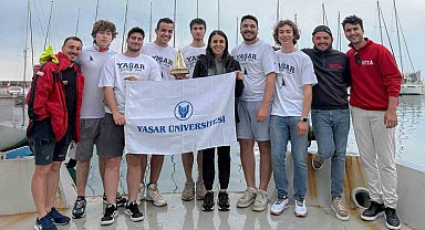 Yelkende kupa Yaşar Üniversitesinin