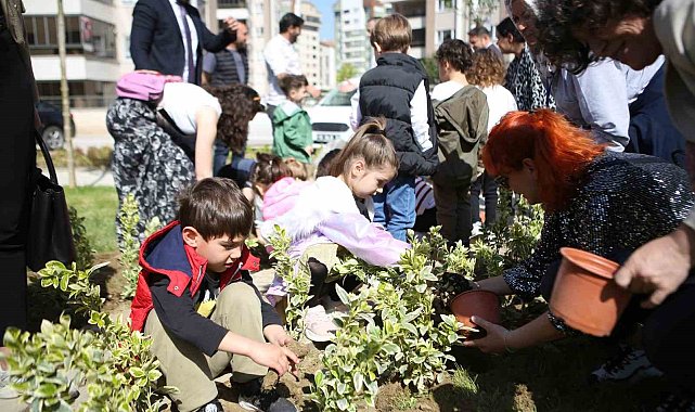 Yeni parkın bitkilerini minikler dikti