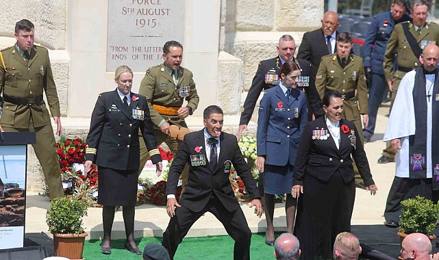 Yeni Zelanda askerleri, atalarını 'haka' dansıyla andı