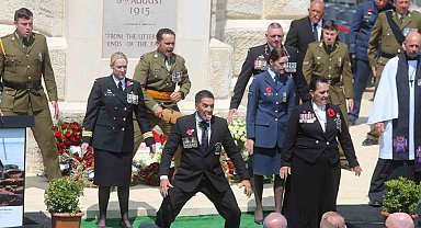 Yeni Zelanda askerleri, atalarını 'haka' dansıyla andı
