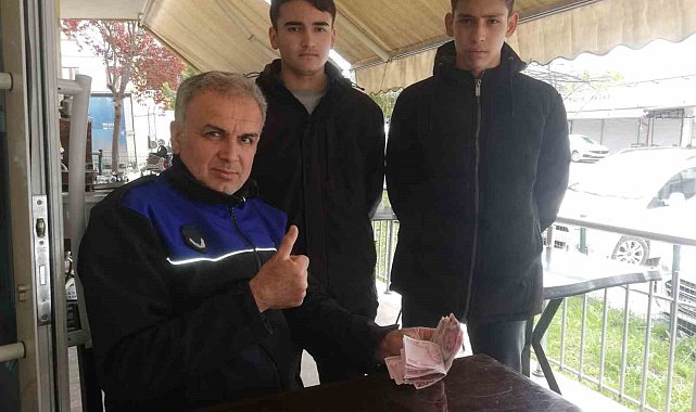 Yerde bir miktar para bulan gençlerden örnek davranış