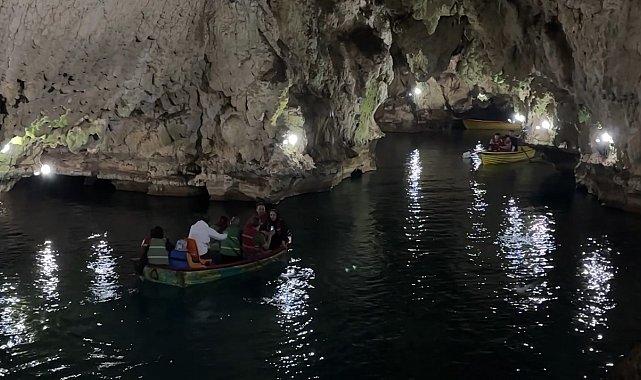 Yerin 80 metre altındaki gölde kayık keyfi