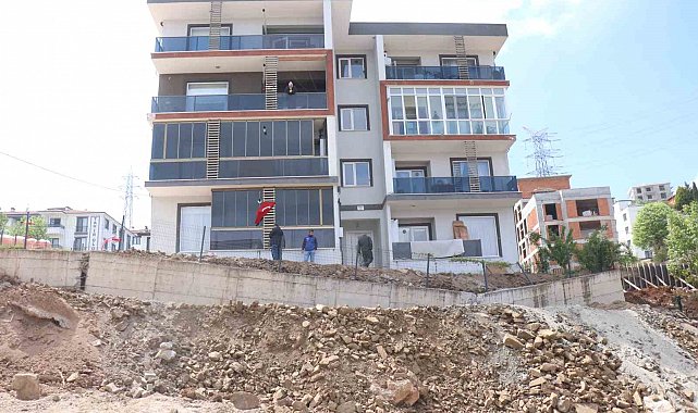 Yıkılmayla karşı karşıya kalan binaya kaya ve topraklı önlem