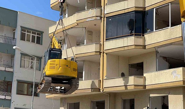 Yıkım için 12 katlı binanın üzerine 10 tonluk iş makinesi çıkarıldı