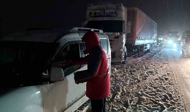 Yoğun kar nedeniyle yolda kalanlara Kızılay'dan destek