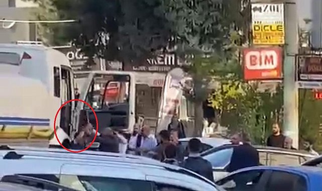 Yol kavgasında kendi sopasıyla dayak yedi: O anlar kamerada