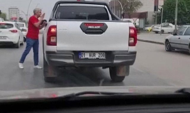 Yol kavgasında yaşlı adamı yumrukladı