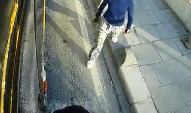 Yol vermediği gerekçesiyle İETT otobüsüne saldırıp camını kırdılar, o anlar kamerada