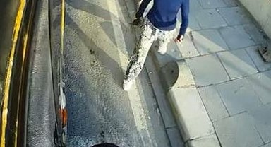 Yol vermediği gerekçesiyle İETT otobüsüne saldırıp camını kırdılar, o anlar kamerada