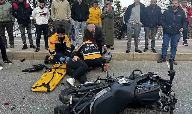 Yolcu indirdiği sırada duran otomobile motosiklet çarptı: 1 yaralı