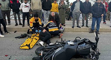 Yolcu indirdiği sırada duran otomobile motosiklet çarptı: 1 yaralı