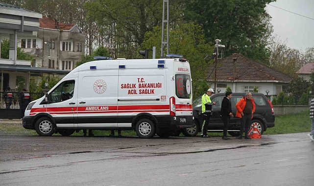 Yolcu otobüsü iki araca çarptı: 1 yaralı