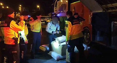 Yolcu otobüsünden torba torba kaçak tütün çıktı: 3 gözaltı