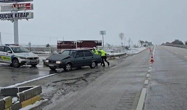 Yolda kalan sürücülerin imdadına trafik polisleri yetişti
