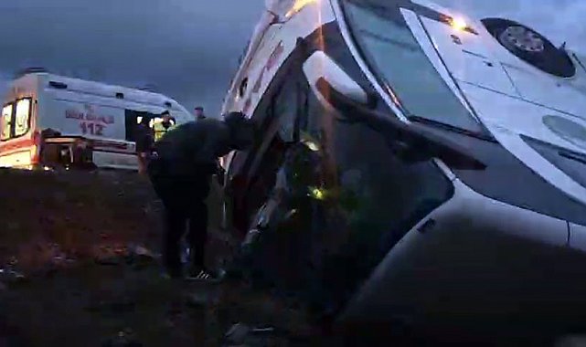 Yoldan çıkan otobüs tarlaya uçtu: 2 ölü, 25 yaralı