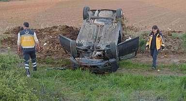Yoldan çıkan otomobil metrelerce sürüklenip tarlaya uçtu: 1 yaralı