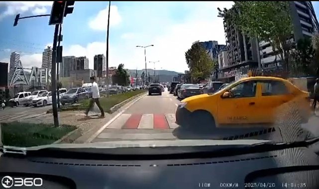 Yolu uzatmak istemeyen taksi, yaya geçidini kullandı