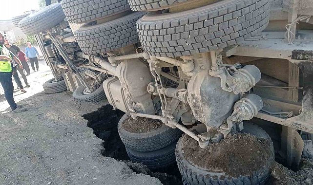 Yolun çökmesiyle kum yüklü kamyon devrildi