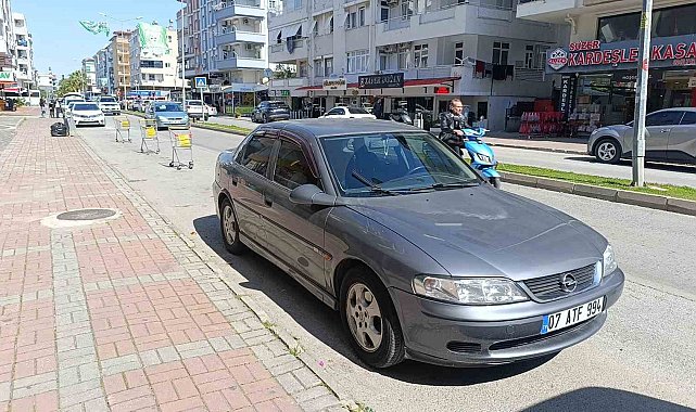 Yolun karşısına geçen yaya otomobilin aynasına çarparak yaralandı