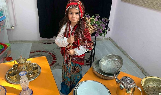 Yöresel kıyafetler miniklerin defilesiyle tanıtıldı