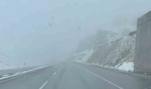 Yüksekova-Van karayolunda yoğun kar yağışı